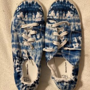 Women’s size 12 wide shoes